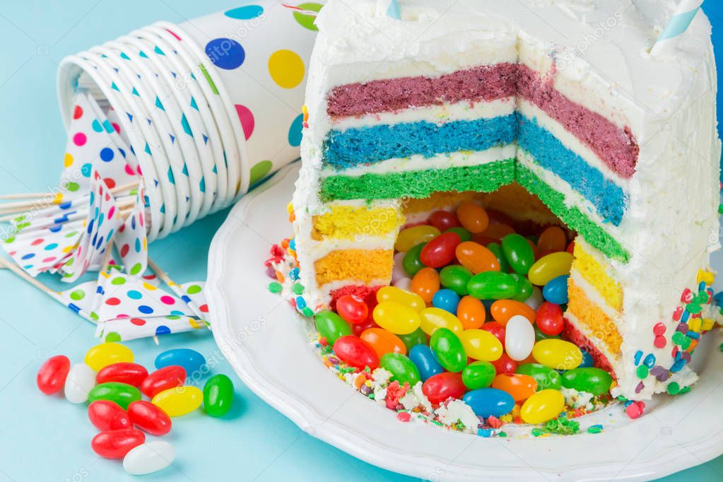 Regenbogen-Pinata-Kuchen mit Süßigkeiten - Birthday ...
