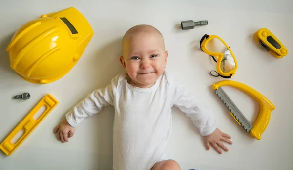 Bambino che gioca con gli strumenti di costruzione su sfondo bianco — Foto Stock