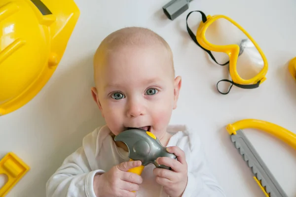 Bambino che gioca con gli strumenti di costruzione su sfondo bianco — Foto Stock