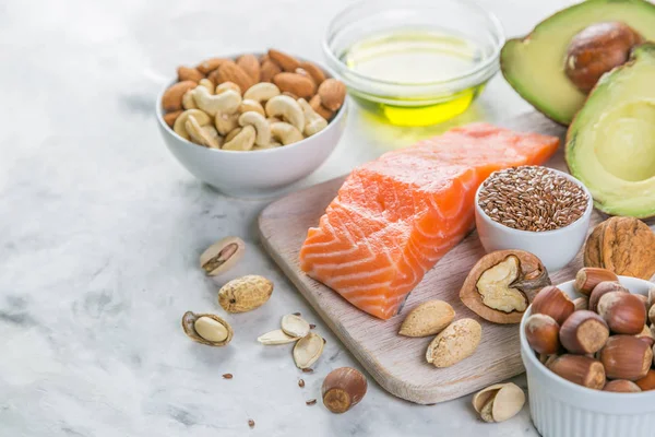 Selección de buenas fuentes de grasa - concepto de alimentación saludable. Concepto de dieta cetogénica —  Fotos de Stock