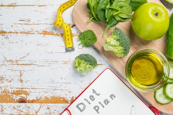 Conceito de plano de dieta - seleção de comida verde e bloco de notas — Fotografia de Stock