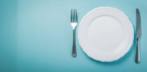 Διαλείπουσα fastin έννοια - άδειο πιάτο σε μπλε φόντο — Φωτογραφία Αρχείου