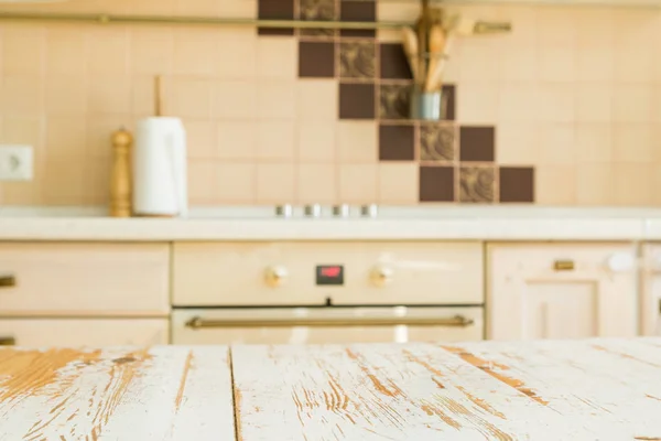 Mesa de cocina con mostrador de cocina borrosa —  Fotos de Stock