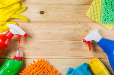Kavram temizlik - Temizlik malzemeleri ahşap arka plan üzerinde