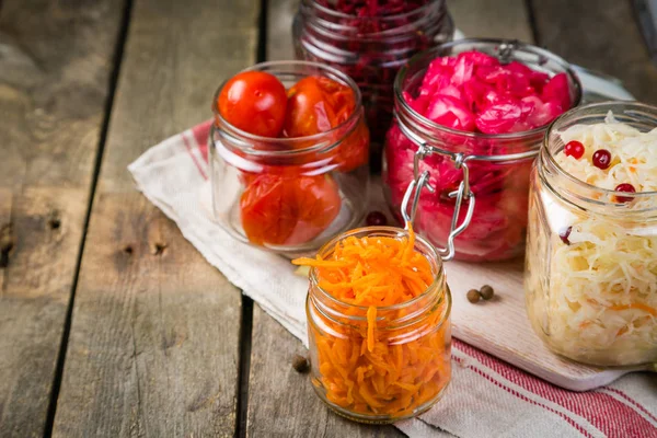 Výběr z fermentovaných potravin - mrkev, zelí, rajčata, červená řepa, kopie prostor — Stock fotografie
