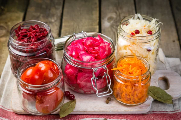 Selectie van gefermenteerde levensmiddelen - wortel, kool, tomaten, rode biet, kopie ruimte — Stockfoto