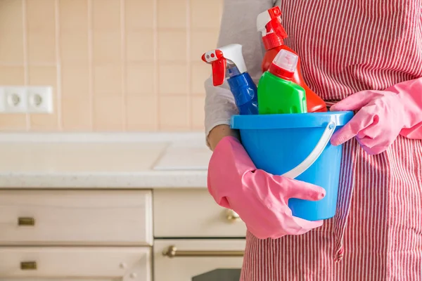 Temizlik kavramı - temizlik malzemeleri mavi sepete tutan kadın — Stok fotoğraf
