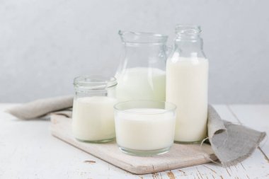 Non-süt süt alternatifleri farklı şişelerde seçimi. Laktoz süt. sağlıklı yaşam konsepti