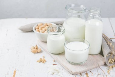 Non-süt süt alternatifleri farklı şişelerde seçimi. Laktoz süt. sağlıklı yaşam konsepti