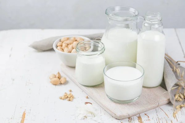 Auswahl von Alternativen zu Milchprodukten in verschiedenen Flaschen. Milch ohne Laktose. Konzept eines gesunden Lebensstils — Stockfoto