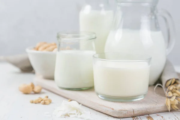 Auswahl von Alternativen zu Milchprodukten in verschiedenen Flaschen. Milch ohne Laktose. Konzept eines gesunden Lebensstils — Stockfoto