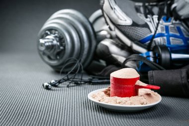 Spor konsepti - yoga minderinde spor malzemeleri