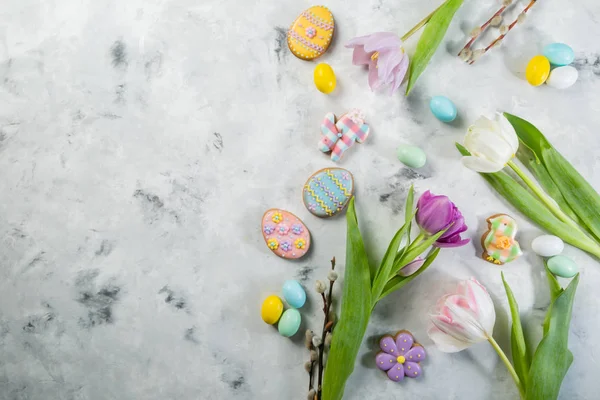 Concepto de Pascua - galletas con flores sobre fondo de mármol —  Fotos de Stock