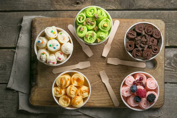 Вибір різних прокату морозива в конусних чашках — стокове фото