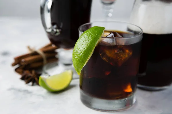 Selectie van zwarte cocktails in verschillende glazen, marmeren achtergrond — Stockfoto
