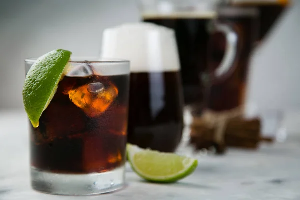 Selectie van zwarte cocktails in verschillende glazen, marmeren achtergrond — Stockfoto