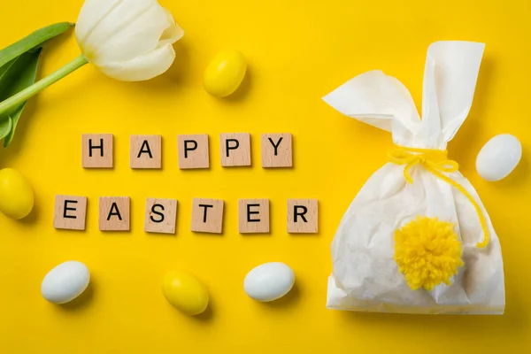 Concepto de Pascua - bolsa en forma de conejo con huevos y flores sobre fondo amarillo brillante, — Foto de Stock