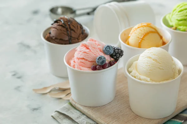 Выбор цветных шариков для мороженого в бумажных колбочках — стоковое фото