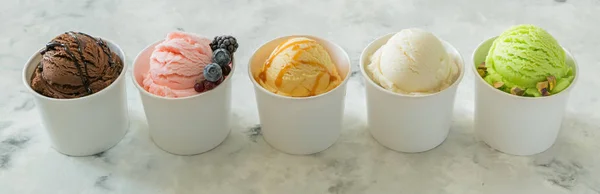 Selección de coloridas cucharadas de helado en conos de papel — Foto de Stock