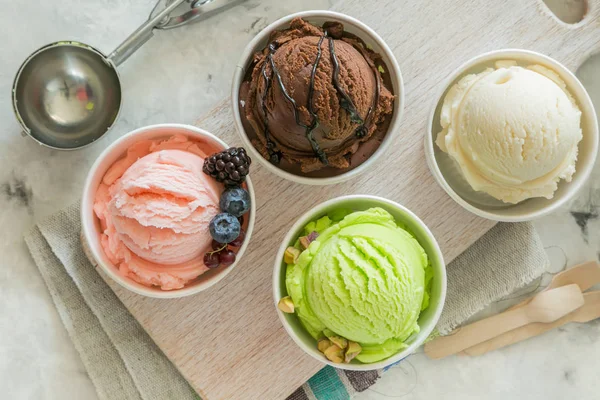 Вибір барвистих морозива в паперових конусах — стокове фото