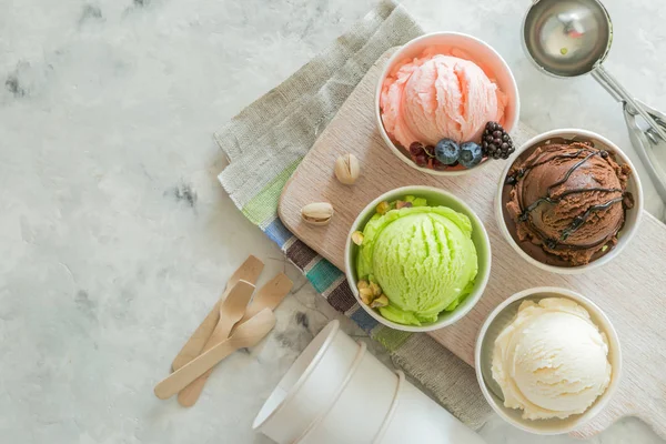 다양 한 종이 콘에서 다채로운 아이스크림 스푼 — 스톡 사진