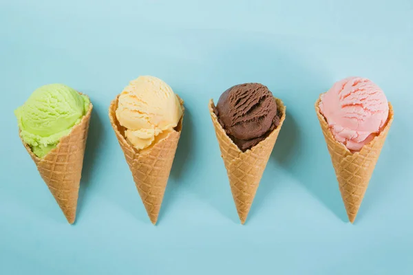 Selezione di palline di gelato colorato su sfondo blu — Foto Stock