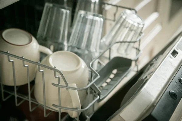 Lavavajillas completo con platos limpios en el fondo de la cocina — Foto de Stock