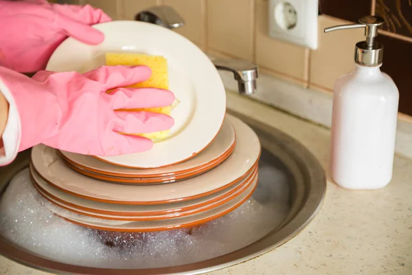 Las manos lavando los platos en el fregadero —  Fotos de Stock