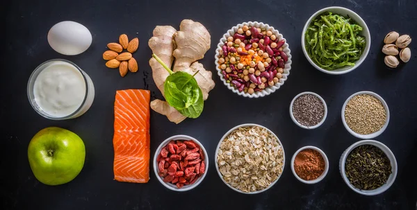 Výběr superpotraviny na rustikální pozadí — Stock fotografie