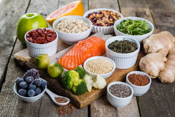 Seleção de superalimentos em fundo rústico — Fotografia de Stock