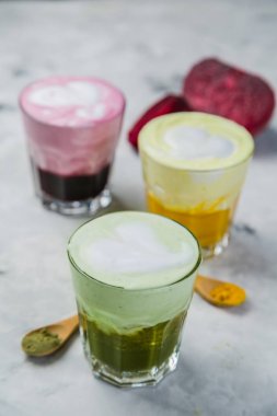 Mermer arka plan üzerinde renkli süper lattes yelpazesi