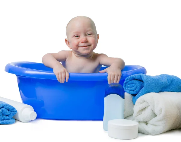 Bébé dans la salle de bain avec serviette et biberons — Photo