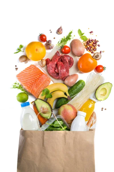 Concepto de compras. Concepto de dieta equilibrada. Alimentos frescos con bolsa de compras sobre fondo blanco — Foto de Stock