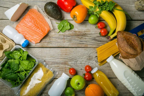 Conceito de compras de supermercado. Conceito de dieta equilibrada. Alimentos frescos com saco de compras em fundo de madeira rústica — Fotografia de Stock