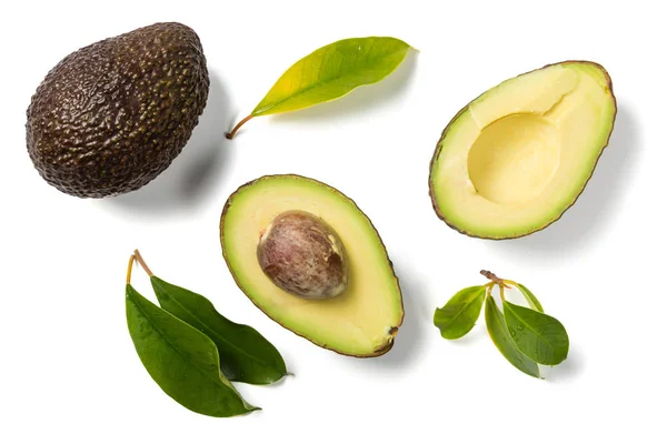 Fette di avocado su sfondo bianco. Intero e mezzo con foglie. Elemento di design per etichetta prodotto — Foto Stock