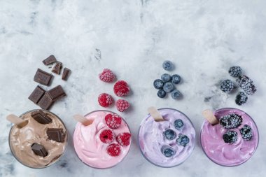 Sağlıklı vegan tatlı kavramı - güler yüzlü kase yapılmış donmuş muz ve çilek