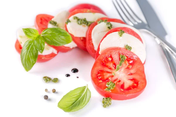 İtalyan mutfağı kavramı - beyaz izole caprese salatası — Stok fotoğraf