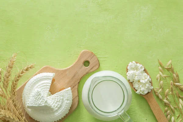 Konsep Shavuot - produk susu dan gandum dengan latar belakang kayu hijau — Stok Foto