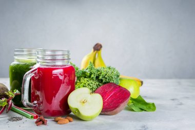 Alkali diyet kavramı - yeşil ve mor smoothies ve malzemeler