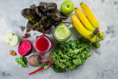 Alkali diyet kavramı - yeşil ve mor smoothies ve malzemeler