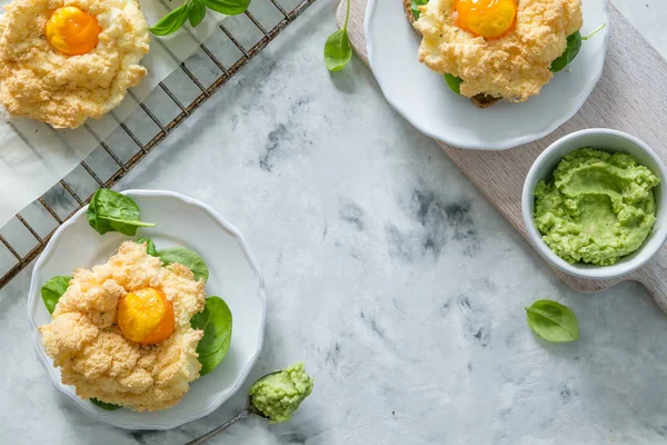 Модна концепція здорового харчування - хмари яєць на тостах — стокове фото