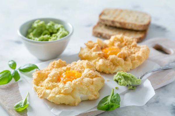 Concepto de alimentación saludable de moda - nubes de huevo en tostadas —  Fotos de Stock