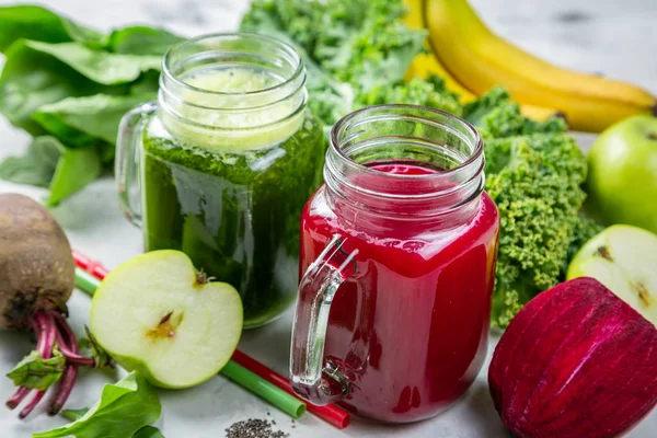 Pojęcie diety zasadowej - zielony i fioletowy smoothies i składniki — Zdjęcie stockowe