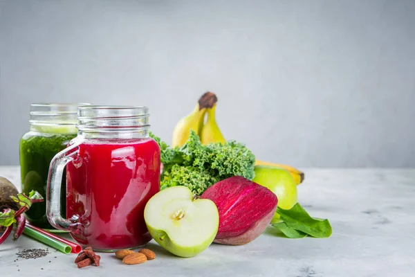 Zásadité stravy koncept - zelené a fialové smoothie a ingredience — Stock fotografie