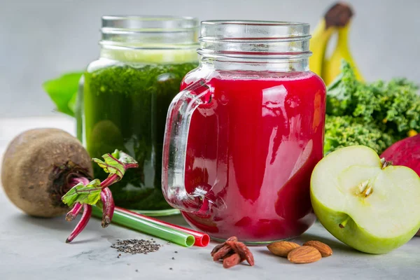 Zásadité stravy koncept - zelené a fialové smoothie a ingredience — Stock fotografie
