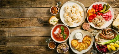 Geleneksel Ukrayna yemekleri - borç, perojiler, patates kekleri, turşulu sebzeler
