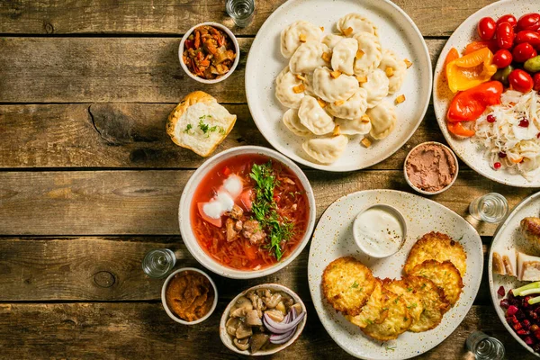 Вибір традиційної україніанської їжі - борщ, перо, картопляні тістечка, мариновані овочі. — стокове фото