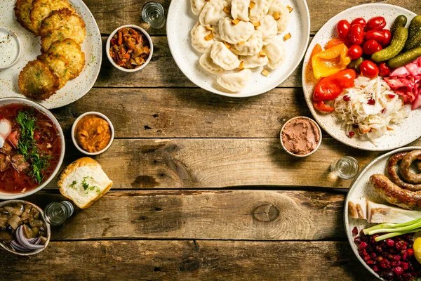 Seleção de comida ucraniana tradicional - borsch, perogias, bolos de batata, verduras em escabeche — Fotografia de Stock