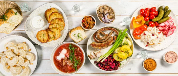 Válogatás a hagyományos ukrán ételek - borsch, perogies, burgonya sütemények, pácolt zöldségek — Stock Fotó