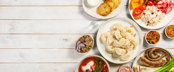 Urval av traditionell ukrainsk mat - borsch, perogies, potatiskakor, inlagda grönsaker — Stockfoto